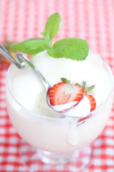 Ice cream,strawberry with mint in a glass bowl on plaid fabric — Stock Photo, Image