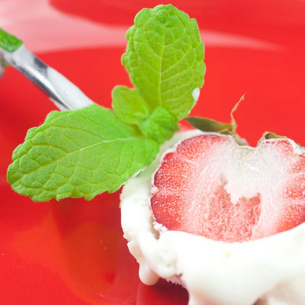 Helado con menta, cuchara y fresa — Foto de Stock