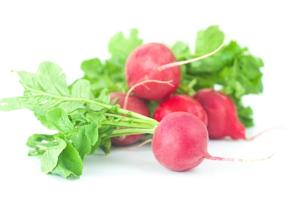 Saftige rote Radieschen mit grünen Blättern isoliert auf weißen — Stockfoto