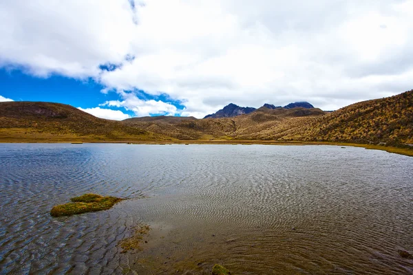 Montañas y lago en el Parque Nacional Cotopaxi —  Fotos de Stock
