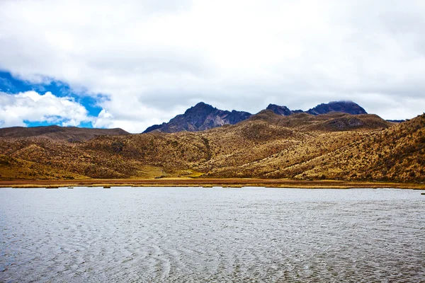 Montañas y lago en el Parque Nacional Cotopaxi —  Fotos de Stock