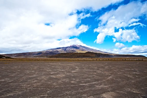 Volcán Cotopaxi en el fondo del cielo azul y las nubes —  Fotos de Stock