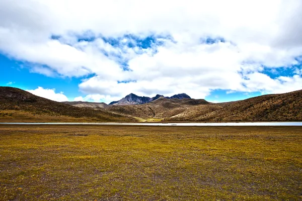 Montañas y lago en el Parque Nacional Cotopaxi —  Fotos de Stock