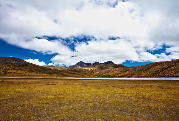 Montañas y lago en el Parque Nacional Cotopaxi —  Fotos de Stock