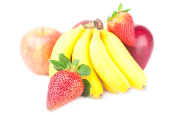 Bananen, Äpfel und Erdbeeren isoliert auf weiß — Stockfoto