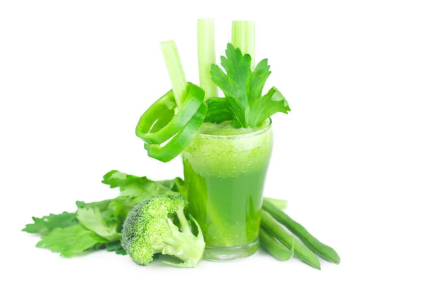 Broccoli, pepe, sedano e vetro con succo di sedano isolato su w — Foto Stock