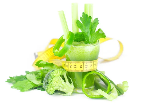 Mérő szalag, brokkoli, paprika, zeller és zeller juic üveg — Stock Fotó