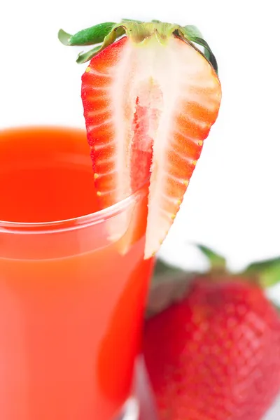 Aardbei en een glas aardbei sap geïsoleerd op wit — Stockfoto