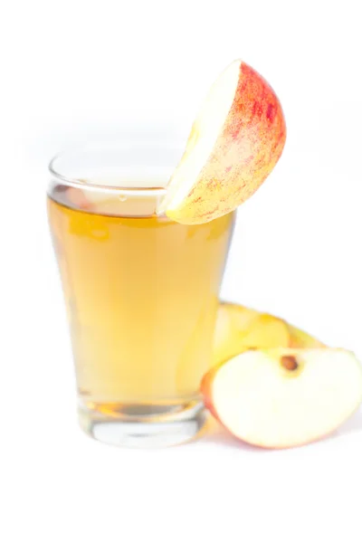 Maçãs e vidro de suco de maçã isolado em branco — Fotografia de Stock