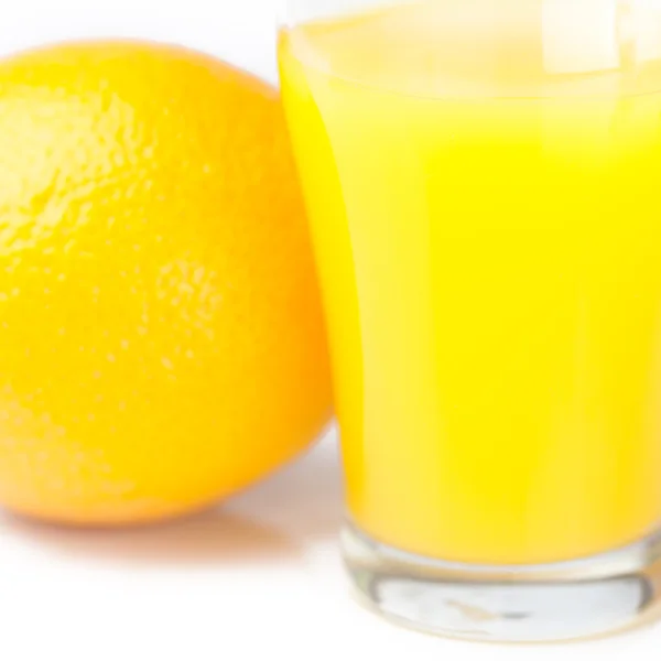 Orange und ein Glas Orangensaft isoliert auf weiß — Stockfoto