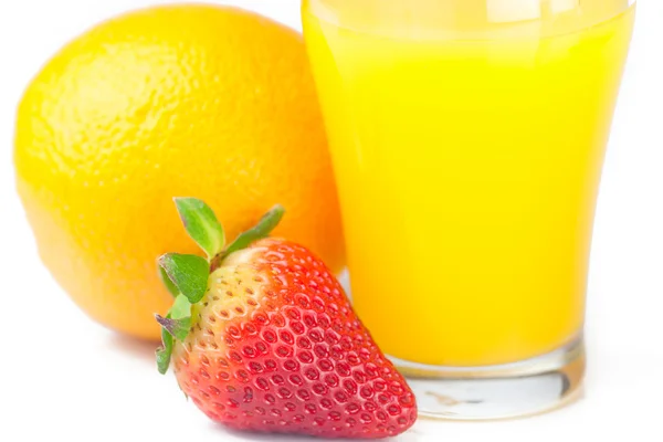 Erdbeere, Orange und ein Glas Orangensaft isoliert auf weiß — Stockfoto