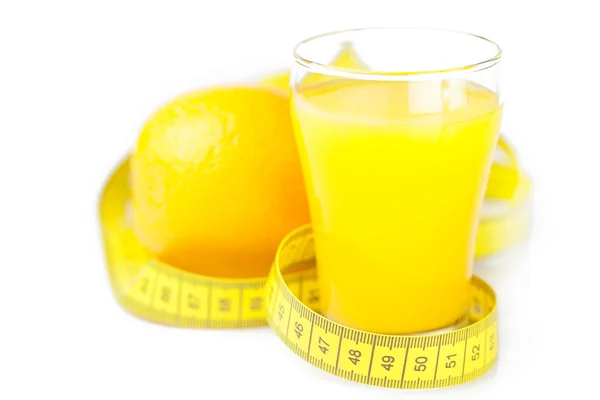 Maßband, Orange und ein Glas Orangensaft isoliert auf wh — Stockfoto