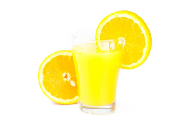 Апельсиновый и стакан апельсинового сока изолирован на белом — стоковое фото