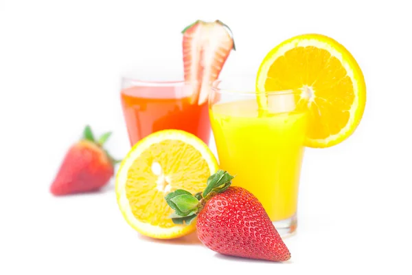 Orange, verre de jus d'orange, fraises et verre de paille — Photo