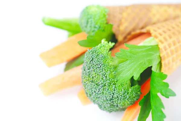 Karotten, Sellerie, Brokkoli in einem Waffelkegel isoliert auf weiß — Stockfoto