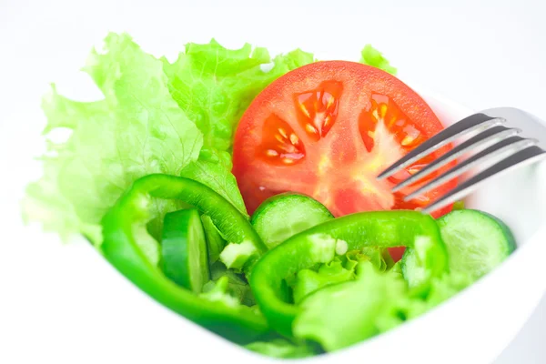 Furculiță, salată verde, roșii, castraveți și piper într-un castron izolat pe — Fotografie, imagine de stoc