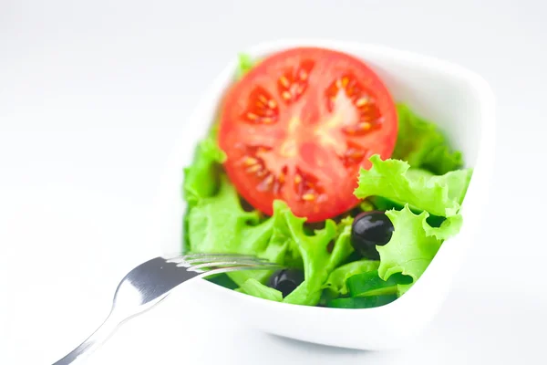 Tenedor, aceituna negra, lechuga, tomate, pepino y pimienta en un tazón — Foto de Stock