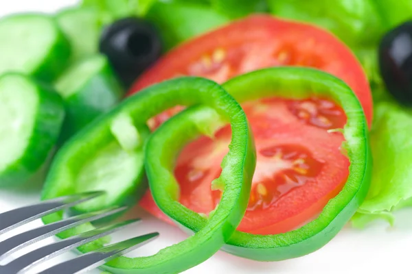 Gabel, schwarze Oliven, Salat, Tomaten, Gurken und Paprika in einer Schüssel — Stockfoto