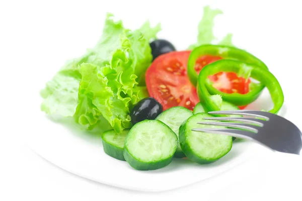 Furculiță, măsline negre, salată verde, roșii, castraveți și piper într-un castron — Fotografie, imagine de stoc