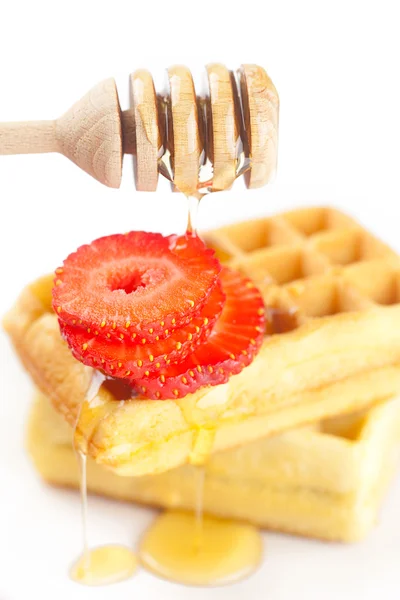 Waffles belgas e morangos em um prato, pau para mel e — Fotografia de Stock