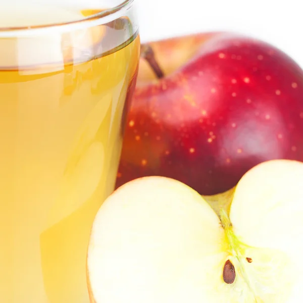 Apples and glass of apple juice isolated on white — Stock Photo, Image