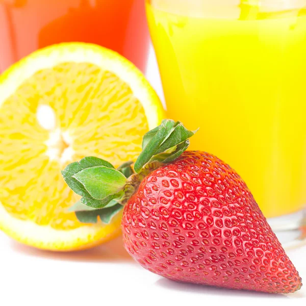 Verre de jus d'orange, fraises et verre de jus de fraise — Photo