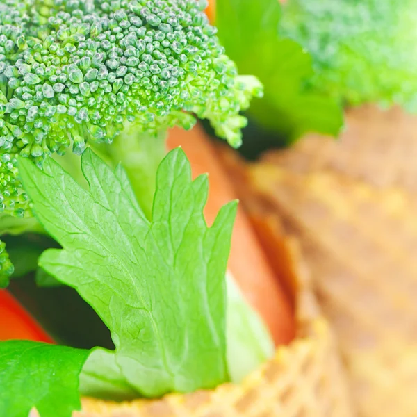 Morot, selleri, broccoli i en våffla kon — Stockfoto