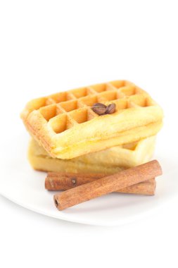 Belçika waffle, kahve çekirdeği ve izole üzerinde plaka tarçın