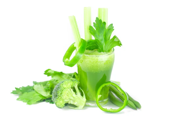 Broccoli, pepe, sedano e vetro con succo di sedano isolato su w — Foto Stock