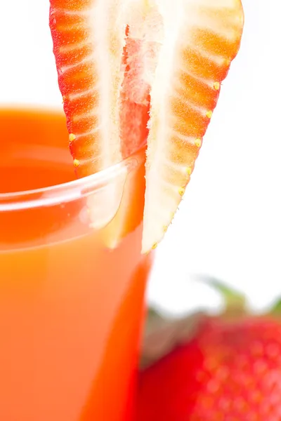 Fraise et un verre de jus de fraise isolé sur blanc — Photo