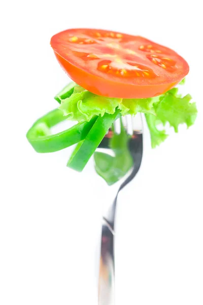 Roșii, salată verde, furculiță, castravete și piper izolate pe alb — Fotografie, imagine de stoc