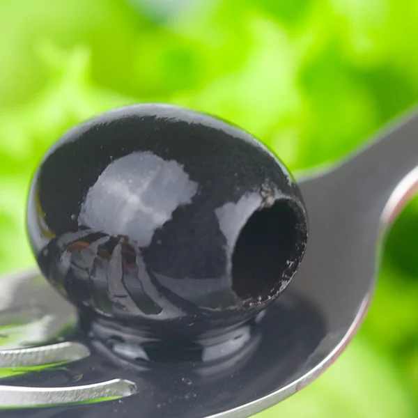 Gabel, schwarze Oliven, Salat, Tomaten, Gurken und Paprika in einer Schüssel — Stockfoto