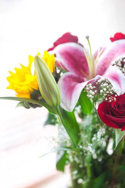 Bellissimo bouquet di girasoli, gigli e rose in un vaso — Foto Stock