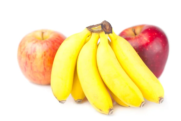 Dvě červené jablko a banány izolovaných na bílém — Stock fotografie