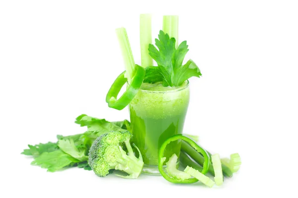 Brocoli, poivre, céleri et verre avec jus de céleri isolé sur w — Photo