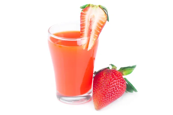 Fragola e un bicchiere di succo di fragola isolato su bianco — Foto Stock