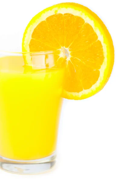 Oranje en een glas sinaasappelsap geïsoleerd op wit — Stockfoto