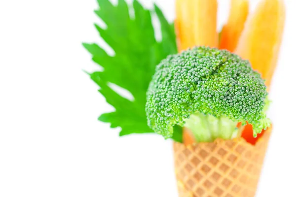 Carota, sedano, broccoli in un cono di cialda isolato su bianco — Foto Stock