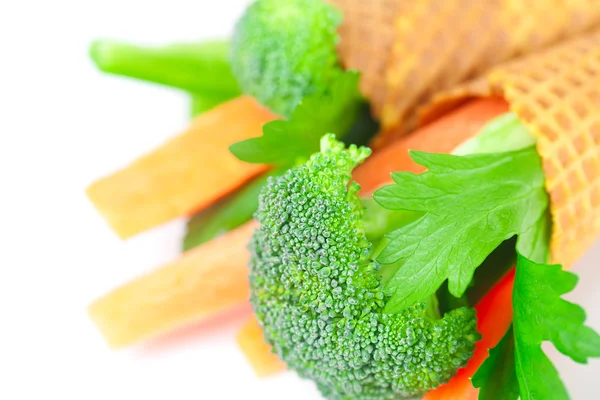 Karotten, Sellerie, Brokkoli in einem Waffelkegel isoliert auf weiß — Stockfoto