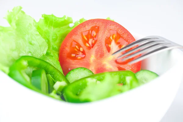 Gabel, Salat, Tomate, Gurke und Paprika in einer Schüssel isoliert auf — Stockfoto