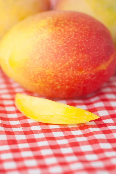 Fruta de mango en tela a cuadros — Foto de Stock