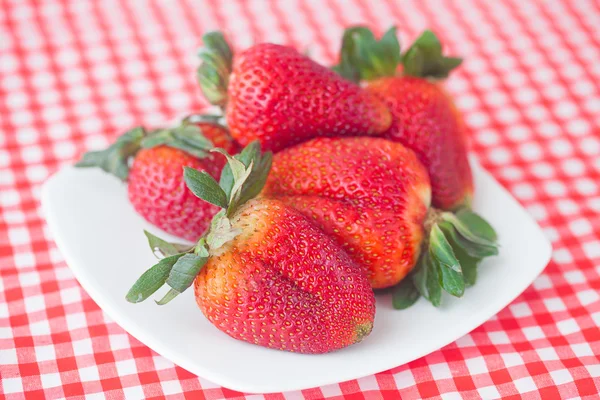 Erdbeeren in Schale auf kariertem Stoff — Stockfoto