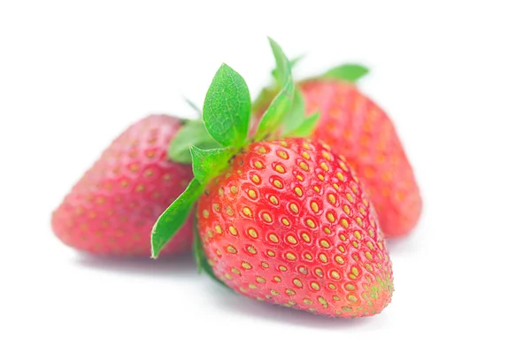 Schöne reife Erdbeere isoliert auf weiß — Stockfoto