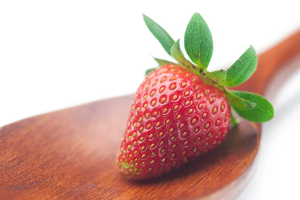美丽的熟草莓上孤立在白色的木勺子 — 图库照片