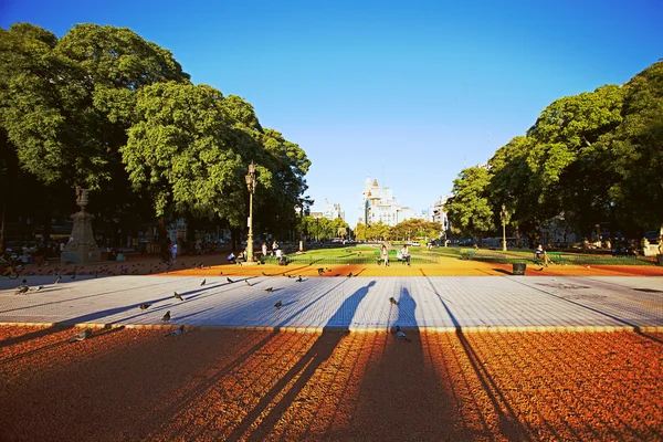 Uitzicht op het park met bankjes en bomen — Stockfoto