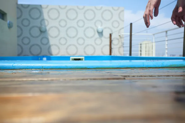 Man's hands on the background of the pool — Stock Photo, Image