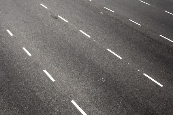 Weg met het verdelen van witte strepen — Stockfoto