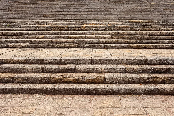 Steintreppe eines alten Gebäudes — Stockfoto