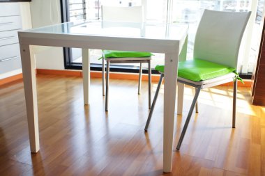 masa ve sandalyeler önünde odanın içinde pencere eşiği