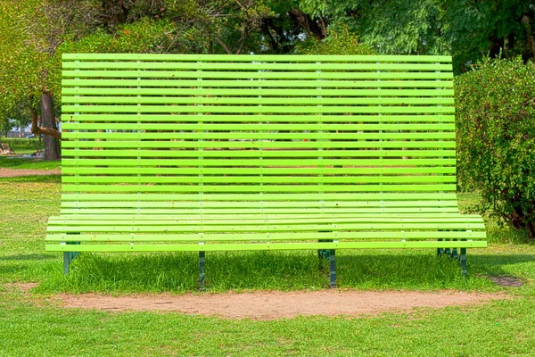 Banc vert gigantesque dans le parc — Photo